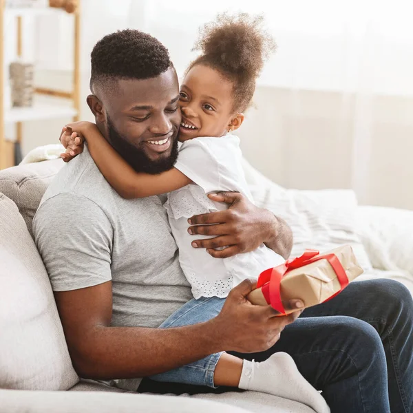 Bonito afro menina dando presente para ela pai — Fotografia de Stock