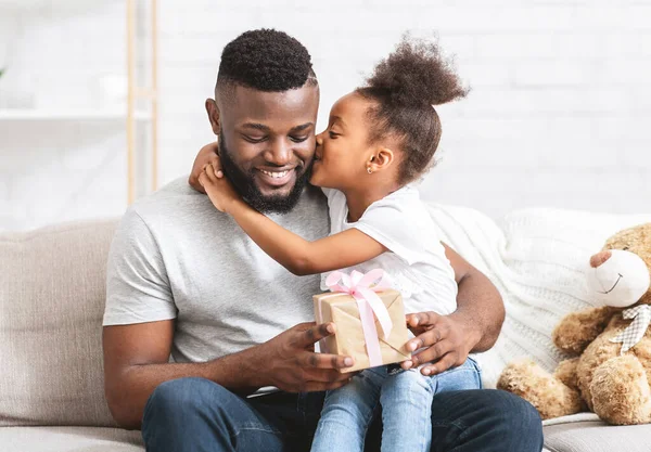 Bela menina afro pré-escolar cumprimentando seu pai em casa — Fotografia de Stock