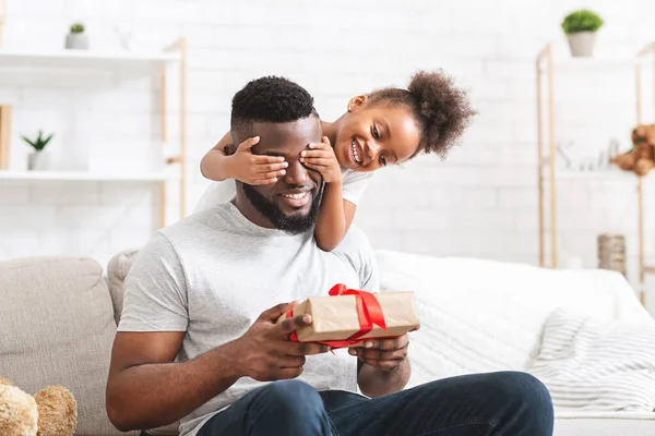 Carino prescolastica africano ragazza coprendo il suo papà occhi — Foto Stock