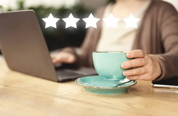 University student working with laptop and coffee in cafe — Stock Photo, Image