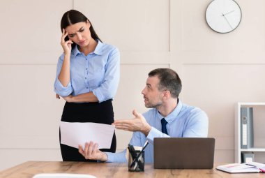 Memnuniyetsiz İşadamı Ofiste Beceriksizlik Çalışanı Kadın Uyarı Veriyor