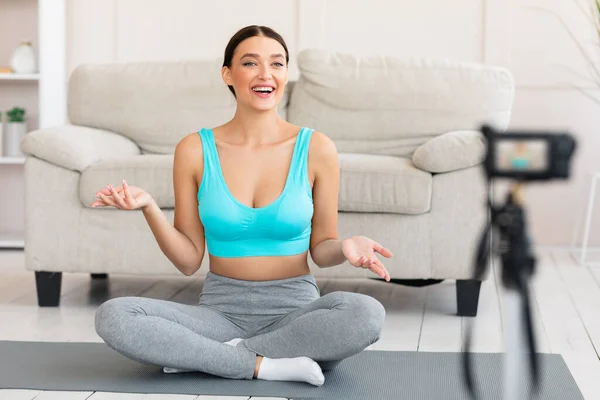 Yoga Lärare Göra Video Handledning Sitter på mattan hemma — Stockfoto