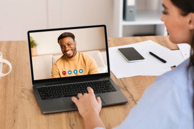 Bir kadın iş arkadaşıyla görüntülü konuşma yapıyor.