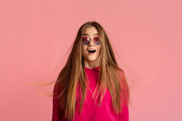 Shocked adolescente con hermoso cabello en gafas redondas — Foto de Stock