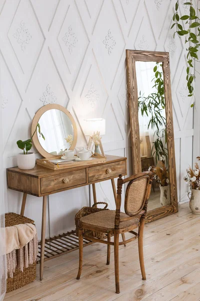 Mesa femenina para maquillaje en el dormitorio. Espejo grande y muebles de madera . —  Fotos de Stock