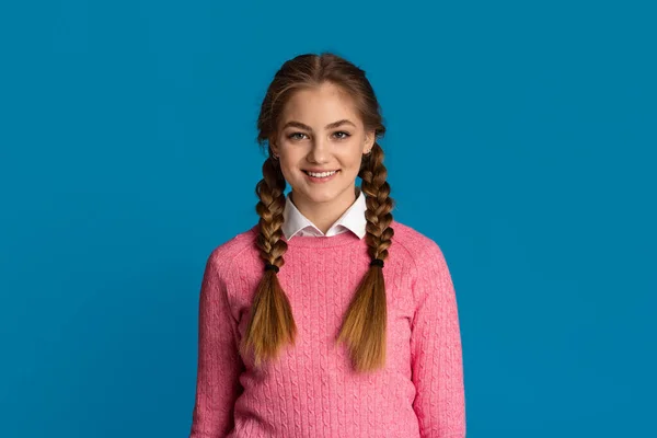 Retrato de adolescente sonriente con coletas — Foto de Stock