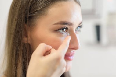 Kontakt lens takan genç kız, kapat.