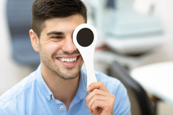 Patiënt en opticien doen oogtest in kliniek — Stockfoto