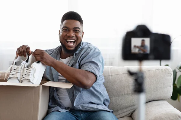 Neşeli Siyah Adam blogcusu Yeni Ayakkabı Çifti 'nin Boks Videosunu Çekiyor — Stok fotoğraf