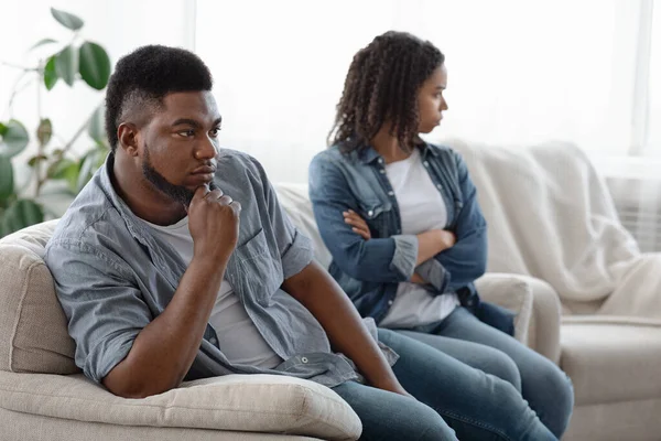 Malentendido en la relación. Joven pareja negra ignorándose después del conflicto — Foto de Stock