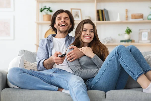 Hombre y mujer pasando el fin de semana juntos, viendo la televisión —  Fotos de Stock