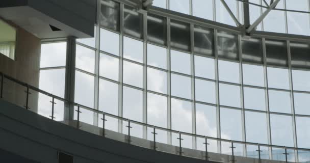 Timelapse bewolkte lucht door groot glazen raam — Stockvideo