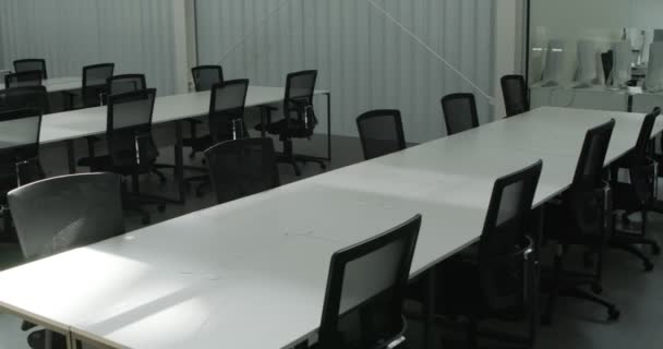 Long empty tables in conference hall with no people — Stock Video