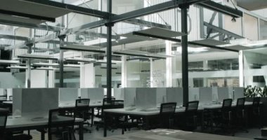 İşçiler olmadan modern boş iş bürosunun içinde.