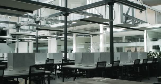 Interieur van modern leeg kantoor zonder werknemers — Stockvideo