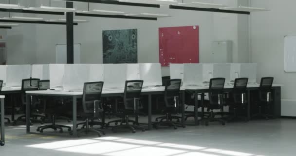 Moderno espaço de coworking vazio com computadores cobertos — Vídeo de Stock