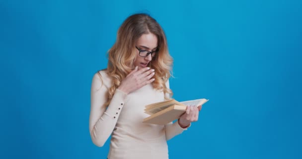 Mladá koncentrovaná žena, čtení knihy, sebevýchova — Stock video