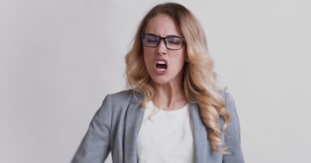 Wütende wütende Frau schreit und schüttelt Faust in die Kamera — Stockvideo