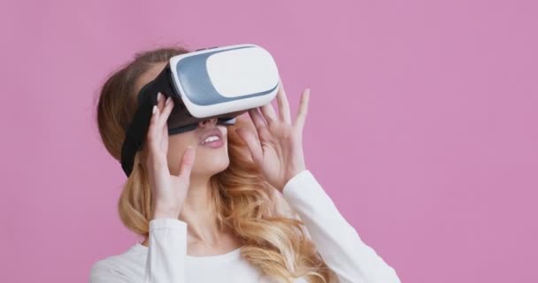 Jovem mulher desfrutando de óculos de realidade virtual experiência — Vídeo de Stock