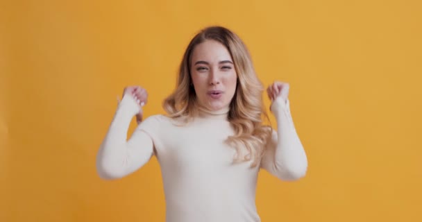 Überglückliche blonde Frau zeigt Daumen hoch und tanzt — Stockvideo