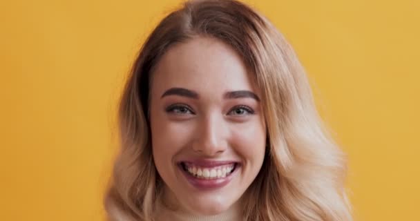 Porträt eines glücklichen Millennialmädchens, das lacht und in die Kamera blickt — Stockvideo