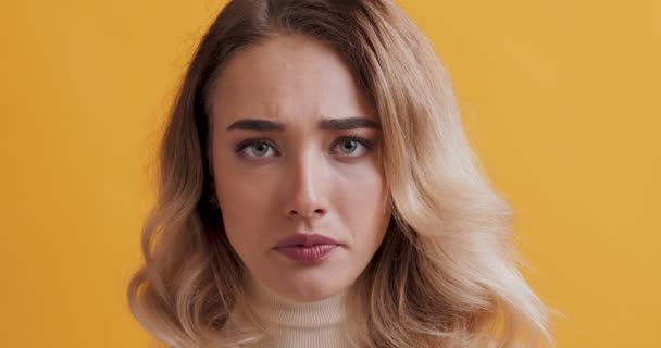 Femme désespérée regardant la caméra avec une expression faciale triste — Video