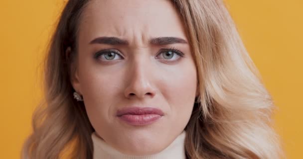 Geschokte vrouw fronsend gezicht en schudden nee op camera — Stockvideo