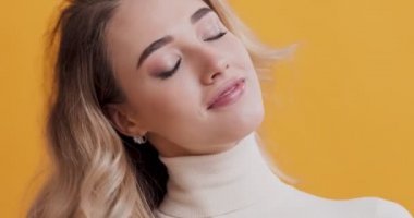 Neşeli sarışın kız saçıyla oynuyor