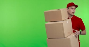 Dikkatsiz kurye bir yığın karton kutu bırakıyor.