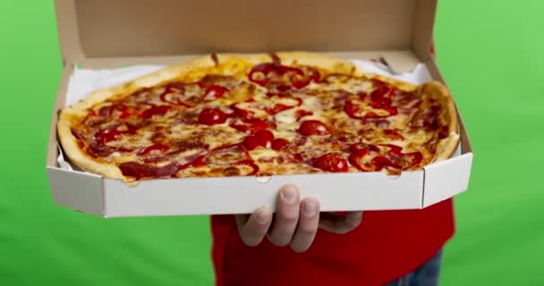 Доставщик открывает коробку с вкусной горячей пиццей, закрыть — стоковое видео