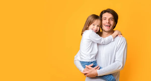 Linda niña preescolar abrazando a su padre guapo —  Fotos de Stock