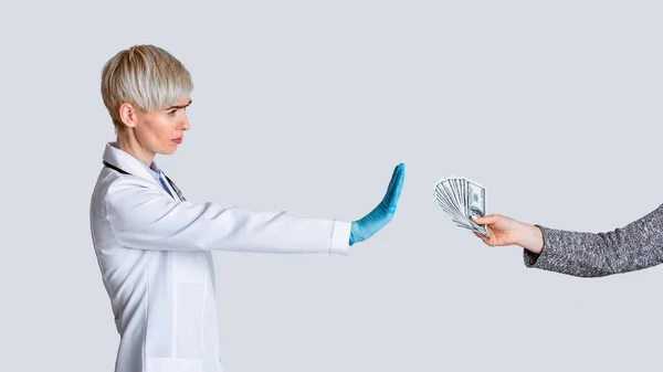 Bribe concept. Strict doctor dont takes money of patient — Stock Photo, Image