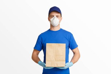 Coronavirus sırasında paketin modern bakım teslimatı. Kargo paketi.