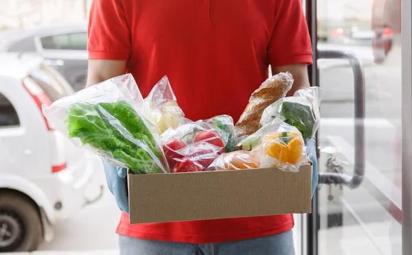 전염병 이 유행하는 동안 슈퍼마켓에서 제품들 이 배달되었습니다. 식료품을 담은 좀 더 영양가있는 상자. — 스톡 사진