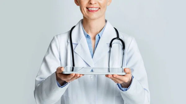현대 의학 서비스와 리뷰. 미소짓는 여의사는 알약을 손에 조심스럽게 들고 있다 — 스톡 사진