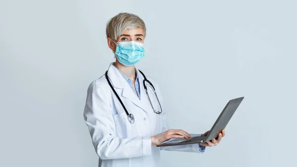 Επίσκεψη σε ψυχολόγο. Γιατρός κρατά φορητό υπολογιστή στα χέρια της και γράφει ιατρικό ιστορικό — Φωτογραφία Αρχείου