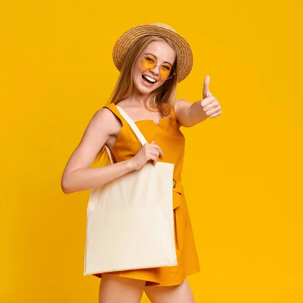 Stílusos nyári tini lány gazdaság fehér táska és mutatja hüvelykujj fel — Stock Fotó