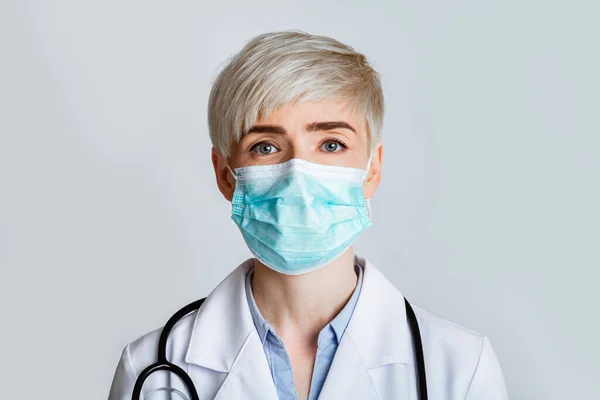 Concepto de salud y medicina. Retrato de terapeuta amigable en máscara protectora, primer plano —  Fotos de Stock