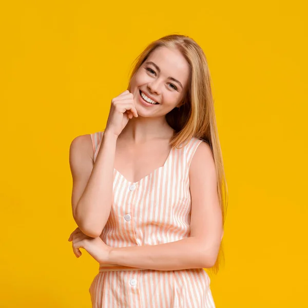 Retrato de hermosa chica adolescente con cabello rubio y sonrisa encantadora — Foto de Stock