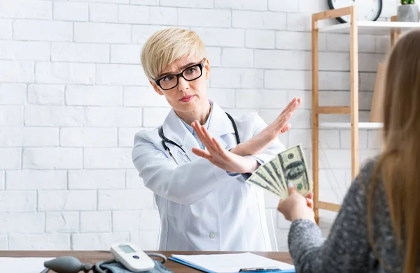 Free doctor consultation. Woman makes gesture with hands, refusal of money — Stock Photo, Image