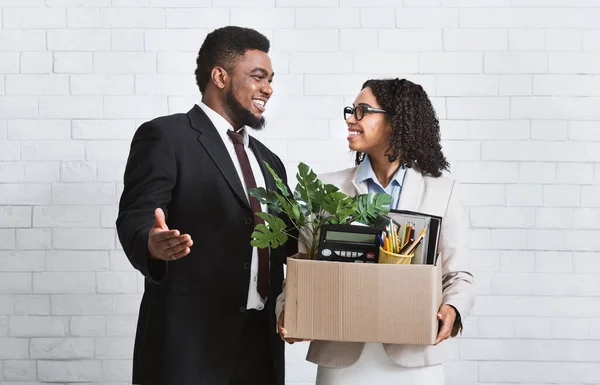 Mujer joven sonriente con caja de cosas personales que se contratan para trabajar en la empresa de negocios, conocer a su nuevo jefe — Foto de Stock