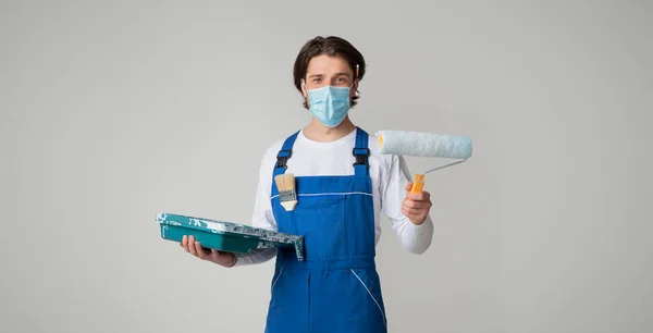 Zaměstnání během koronaviru. Portrét profesionálního malíře, který nosí lékařskou masku — Stock fotografie