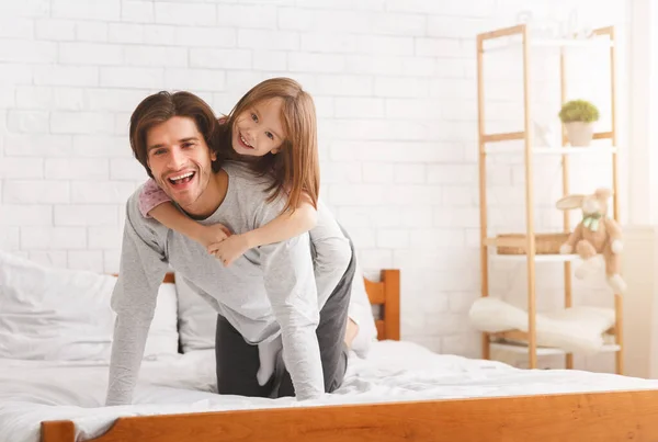 Pai e filha se divertindo depois de acordar de manhã — Fotografia de Stock