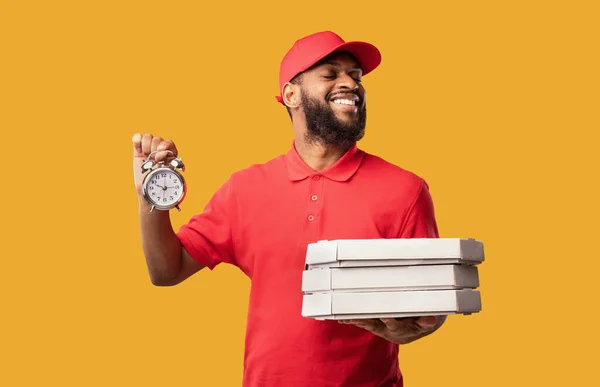 Preto Courier Man segurando caixas de pizza e relógio, Studio Shot — Fotografia de Stock