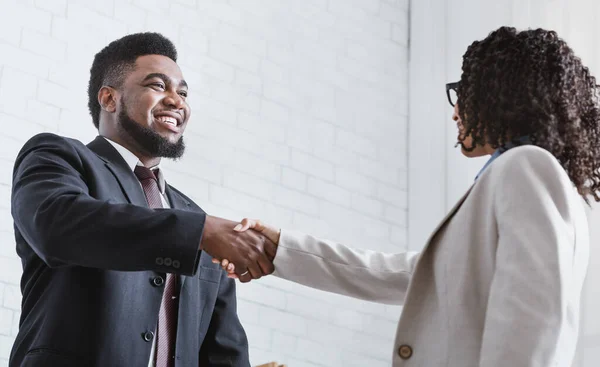 African American business partners shaking hands in office, making agreement — Stock Photo, Image