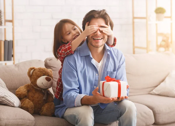Roztomilé školka dívka zakrývající její táta oči na den otců — Stock fotografie