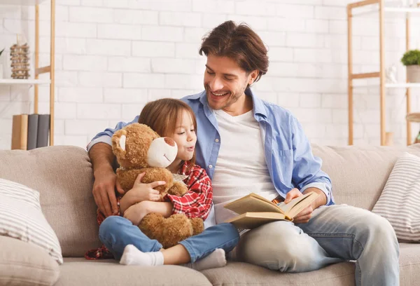 Menina e seu pai gostando de livro juntos — Fotografia de Stock