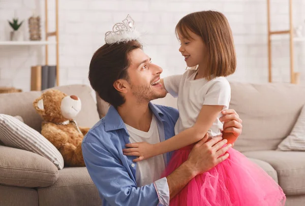 Menina bonita pequena colocando coroa em seu pai — Fotografia de Stock