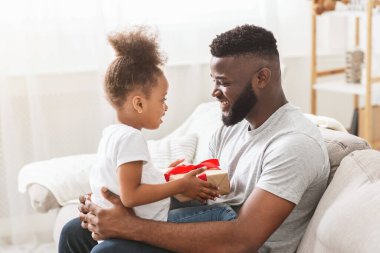 Babalar Günü 'nde babasına selam veren küçük kızın yan görüntüsü.