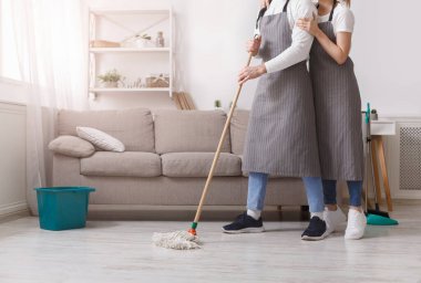 Ev İşlerini Paylaşmak. Tanımlanamayan Çift Yerleri Birlikte Temizliyor, Daireyi Topluyor